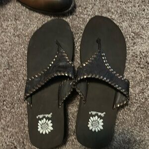 Yellow Box brown tooled women’s flip flop sandals. Size 8. Barely worn.